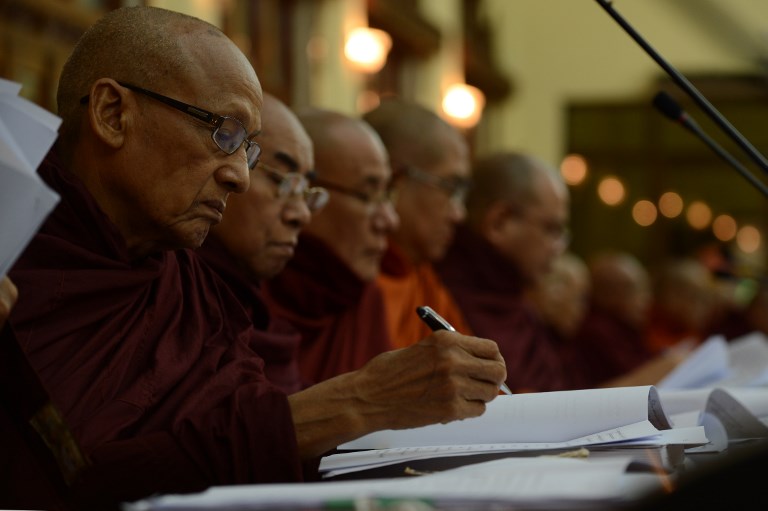 Myanmar’s ruling council of monks gather during the conclusion of the two-day meeting in Yangon on July 14, 2016, where the council formally distanced itself from the hardline Ma Ba Tha group for the first time this week, raising speculation the network may be disbanded.
Myanmar’s religion minister warned a ultra-nationalist Buddhist network over hate speech on the sidelines of the meeting on July 14, as the new civilian government takes its first steps to stem a swell of Islamaphobia across the nation. / AFP PHOTO / ROMEO GACAD