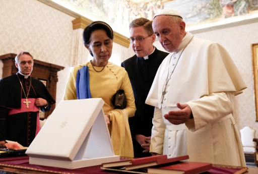 Myanmar’s State Counsellor and Foreign Minister Aung San Suu Kyi meets Pope Francis during a private audience on May 4, 2017, at the Vatican. Photo: AFP / Tony Gentile