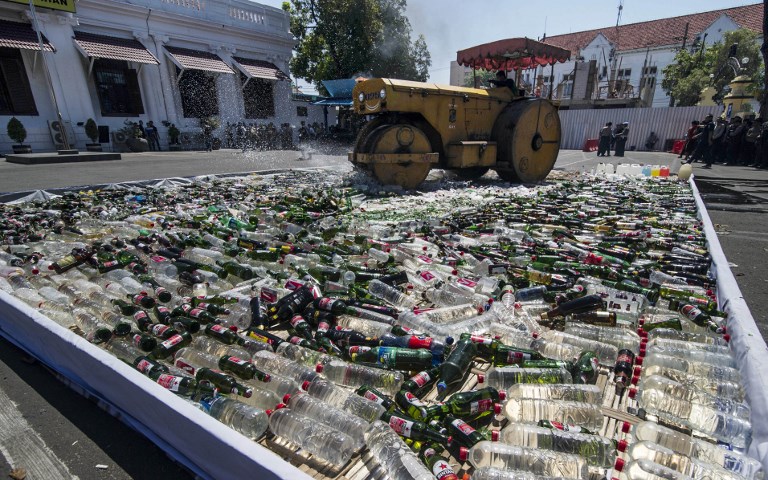 Indonesian authorities destroy thousands of bottles of alcohol ahead of the holy month of Ramadan at a police station in Surabaya, eastern Java island, on May 24, 2017.
Indonesia, the world’s most populous Muslim-majority country, will start Ramadan on May 27. / AFP PHOTO / JUNI KRISWANTO