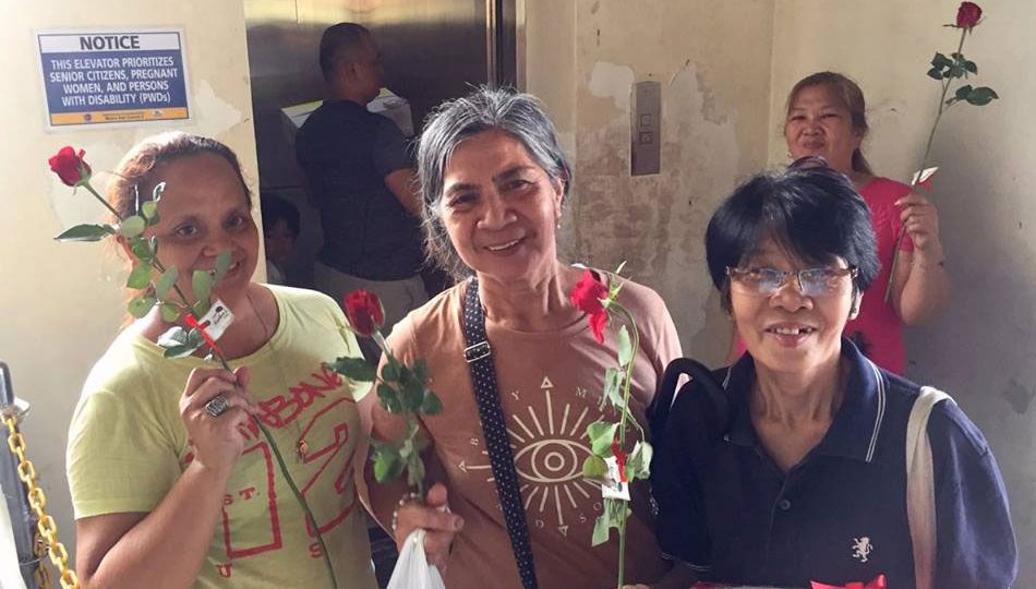 Moms were given roses by MRT-3 staff. PHOTO: ABS-CBN News