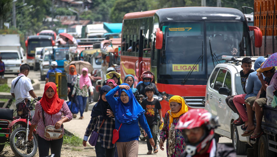 Families from Marawi City continue to flock to Iligan City and nearby areas for safety. Jonathan Cellona, ABS-CBN News
