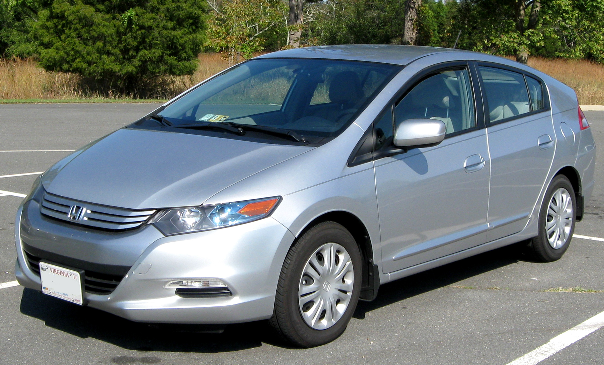 The first mass production parallel hybrid sold outside Japan was the 1st generation Honda Insight. PHOTO: Wikipedia