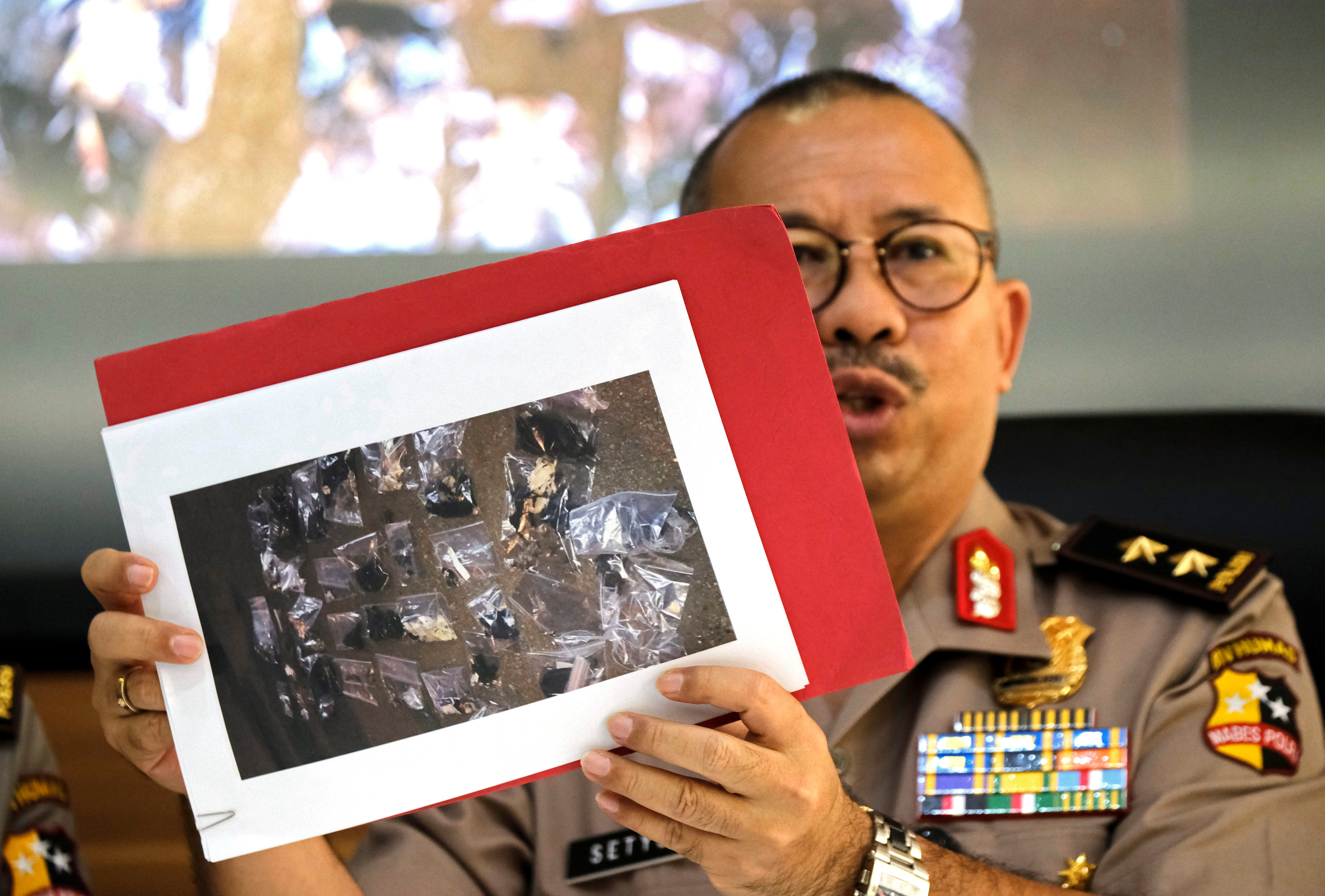 Indonesian National Police spokesperson Setyo Wasisto shows a picture of evidence collected from Kampung Melayu bomb blast site at police headquarters in Jakarta, Indonesia May 25, 2017. REUTERS/Beawiharta