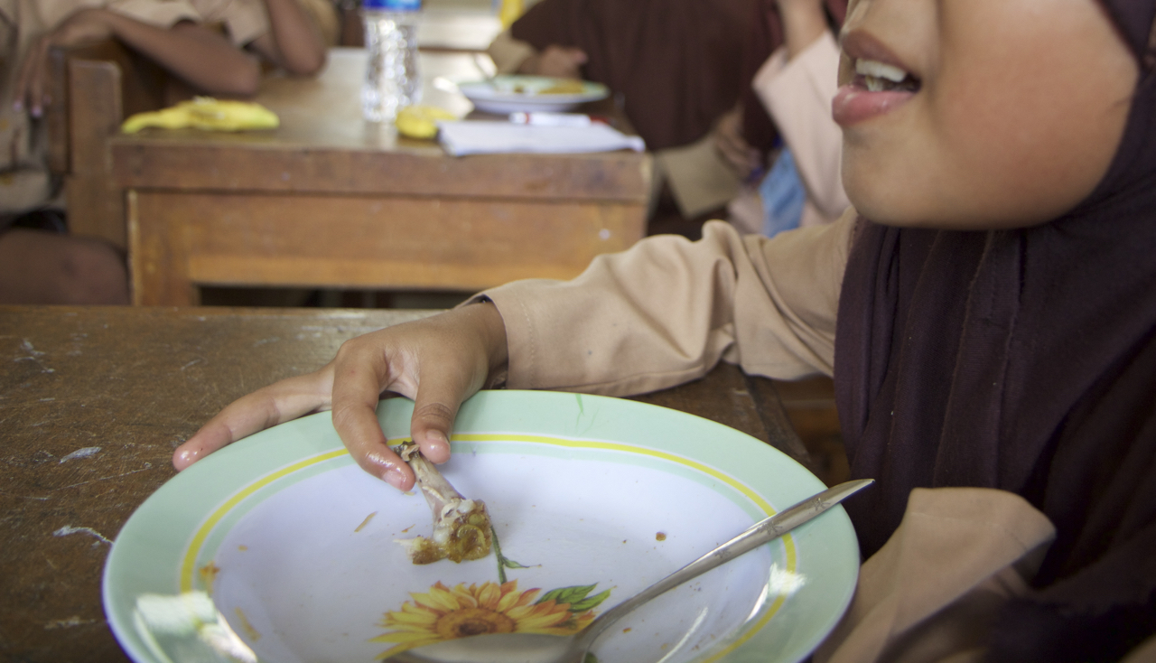 Eleven-year-old Safira finishes her free lunch of fried corn noodles with vegetables, fried chicken and a banana at a small primary school in Serang, some 60 km outside Indonesia’s capital, Jakarta, May 19, 2017.