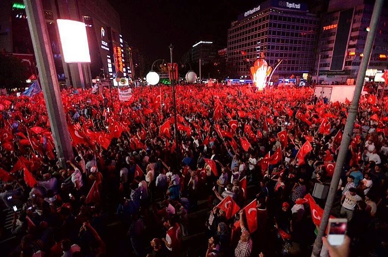 Turkish citizens protest the coup attempt in Kızılay Square, Ankara. July 19, 2016. Photo: Pivox/ Wikimedia Commons