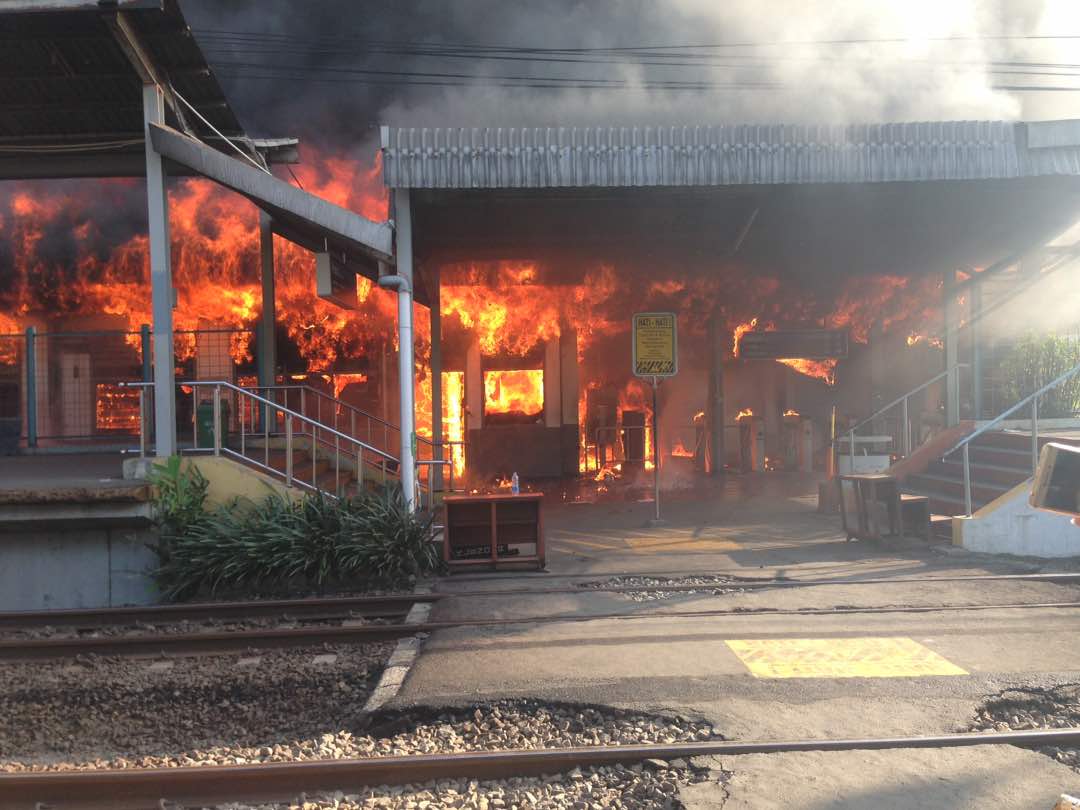 Fire in Klender train station, East Jakarta this morning. Photo: Twitter