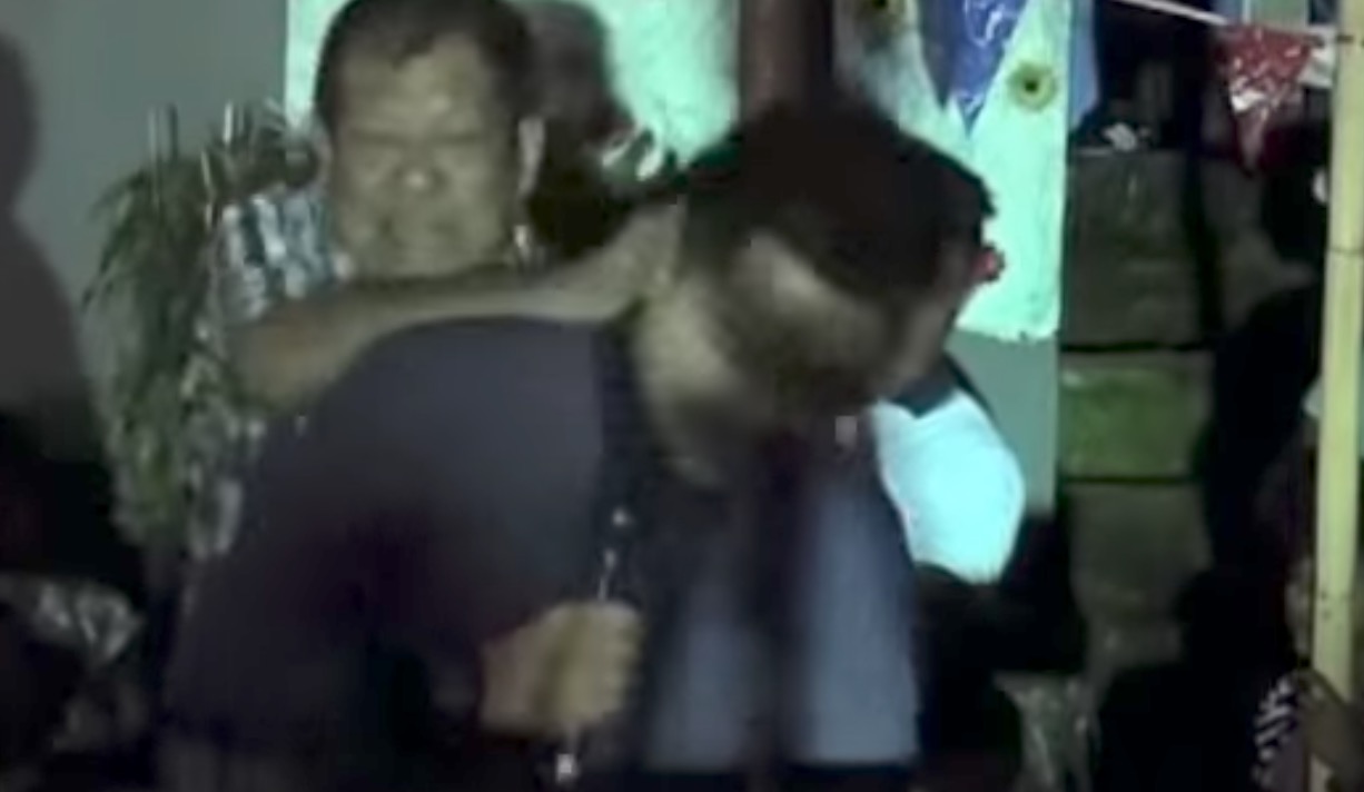 Village captain Kapitan Fred Arthur Agatep slapped the host because he didn’t hear him say his name. PHOTO: Screengrab from GMA News footage