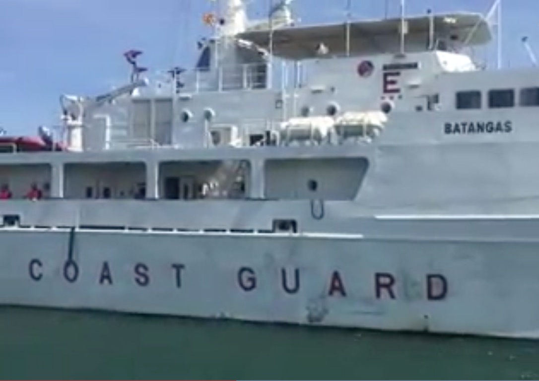 Coast Guard vessel arrives with relief good for Marawi residents caught in the middle of a terrorist attack. PHOTO: Screengrab from ABS-CBN News footage