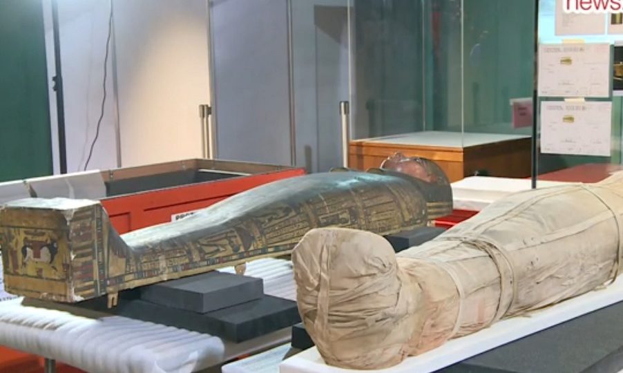 Nestawedjat’s mummy and the Pyramidion of Wedjahor on display at a media preview. Photo: Hong Kong Government