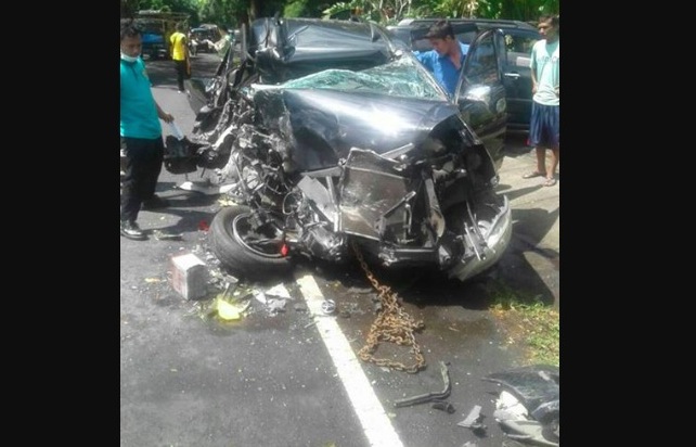 A photo taken of the Avanza after the head-on collision. Looking at the vehicle, it’s amazing that the driver was only mildly injured! Photo via Facebook