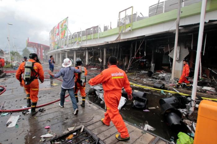 Rescue workers are seen at a blast site outside Big C supermarket in Pattani, Thailand, May 9, 2017. Photo: Surapan Boonthanom/ Reuters