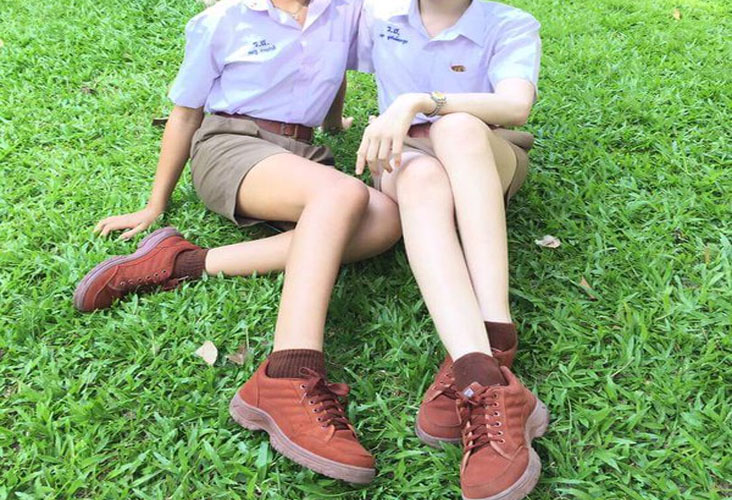 A photo of two students wearing uniform of Ratchasima Witthayalai School is posted to Twitter. Photo: @iamruj/ Twitter