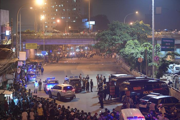 Police secure the area following an explosion at a bus stop in Kampung Melayu, East Jakarta, Indonesia May 24, 2017 in this photo taken by Antara Foto.  Antara Foto/Sigid Kurniawan/ via REUTERS