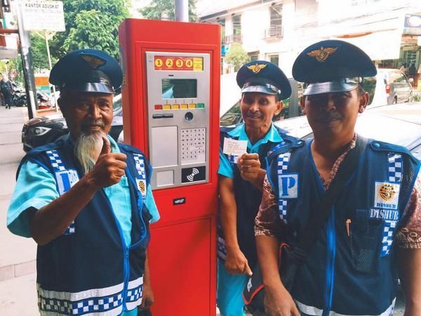 A parking meter and some enthusiastic attendants on Jl Sabang. Photo: Twitter/‏@BillyYuriko
