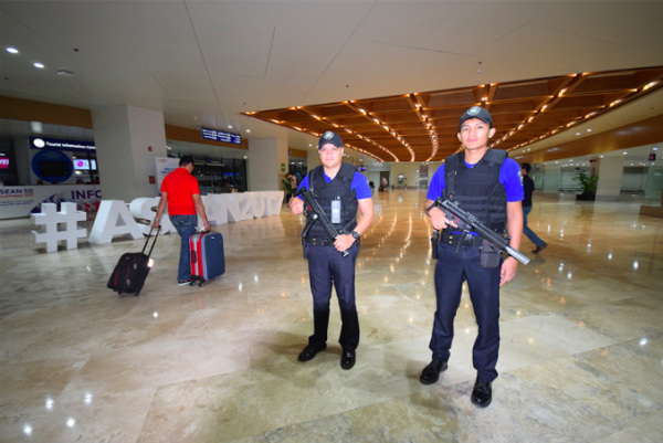 Airport police with an automatic machine gun and a high-powered rifle PHOTO: ABS-CBN News