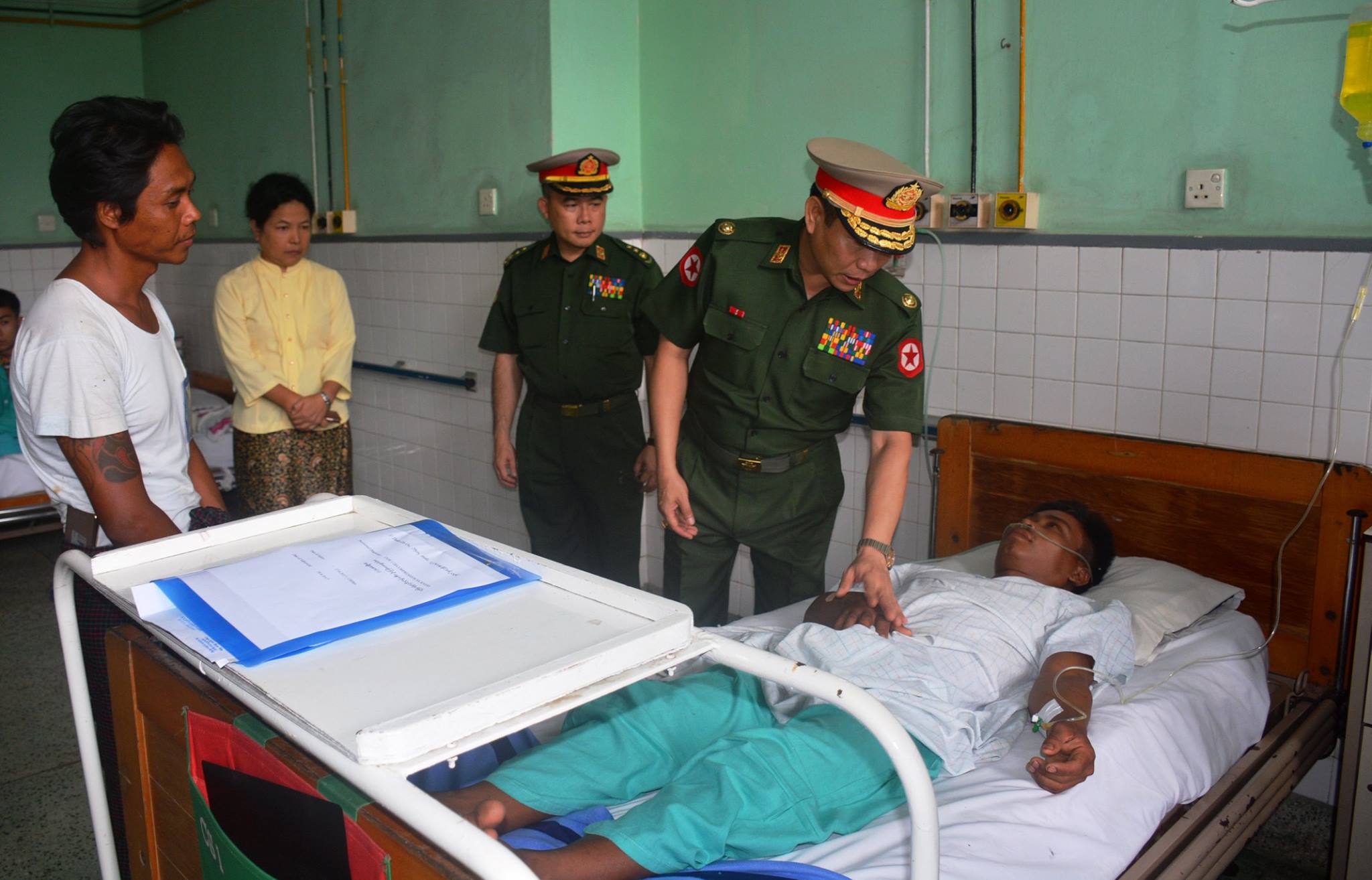 Yangon Commander Brigadier General Thet Pone visits one of the injured divers at the hospital. Photo: Facebook / Office of the Commander-in-Chief of Defense Services