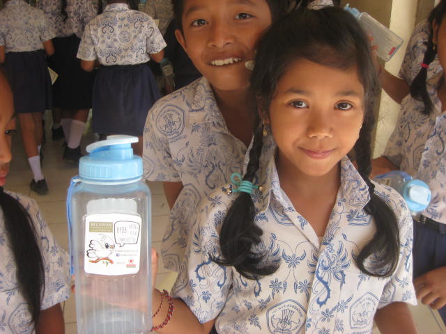A Bali-based foundation is targeting young students as the change-makers for getting reusable water bottles to take off. Photo courtesy of the Begawan Foundation. 