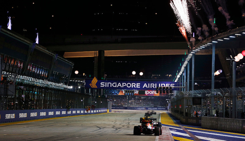 Marina Bay Circuit, 18 September 2016. Daniel Ricciardo, Red Bull Racing RB12 TAG Heuer chases Nico Rosberg, Mercedes F1 W07 Hybrid across the line at the end of the race. Photo: Sam Bloxham/LAT Photographic