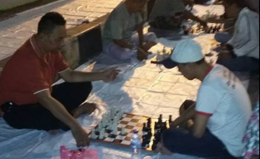 Players at last Sunday’s chess tournament on the Pasar Rumput Bridge. Photo: Ghalib Maksum / Facebook