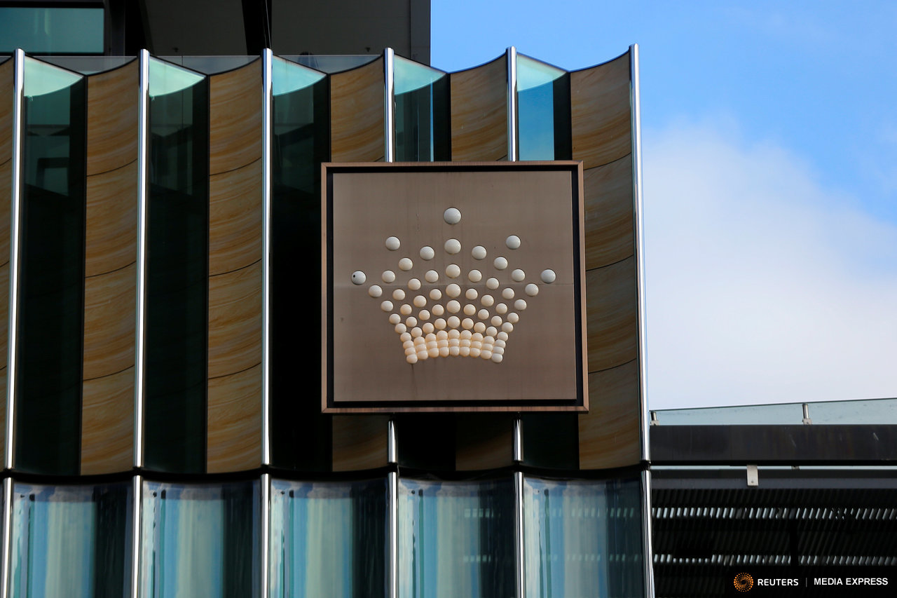 The logo of Australian casino giant Crown Resorts Ltd adorns the hotel and casino complex in Melbourne.       REUTERS/Jason Reed