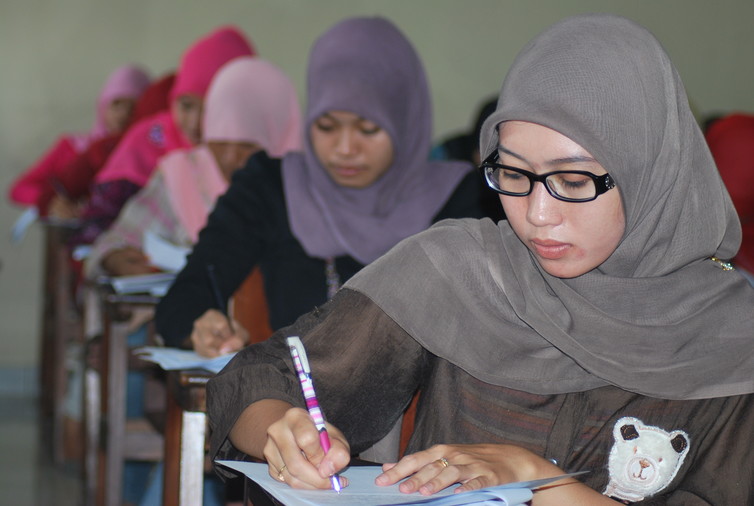Theology students sit an exam at the Islamic University in Jakarta. Photo by Idris Thaha, Author provided
