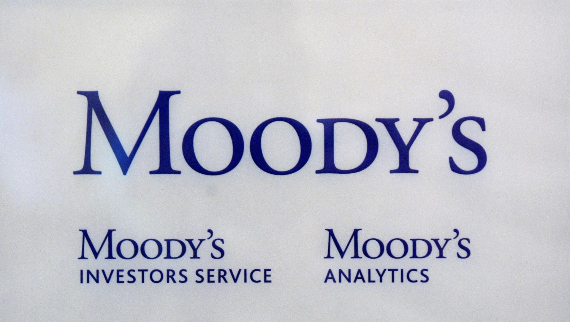 FILE PHOTO: The logo of credit rating agency Moody’s Investor Services is seen outside the office in Paris October 24, 2011. Photo: Philippe Wojazer/Reuters