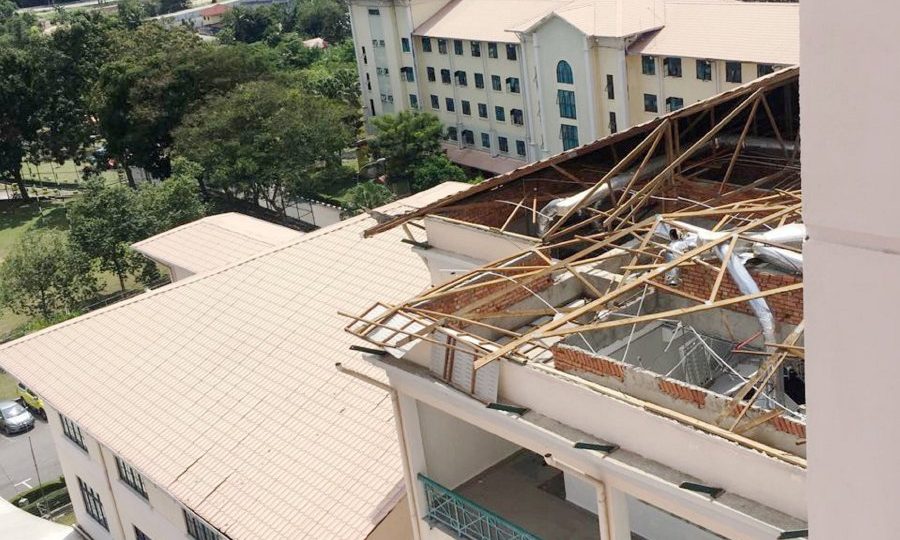 GOMBAK 18 JANUARY 2017. Sebahagian bumbung bersebelahan bangunan utama tingkat empat Universiti Kuala Lumpur yang di terbangkan angin dalam kejadian hujan lebat dan angin kencang semalam.NSTP/MOHD YUSNI ARIFFIN