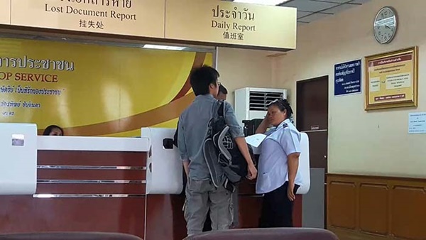 Sumon Matidul (R), a conductor of Bus No. 511, was rewarded with two bags of candy for returning THB1.12 million cash to a doctor (L). Photo: Kapook