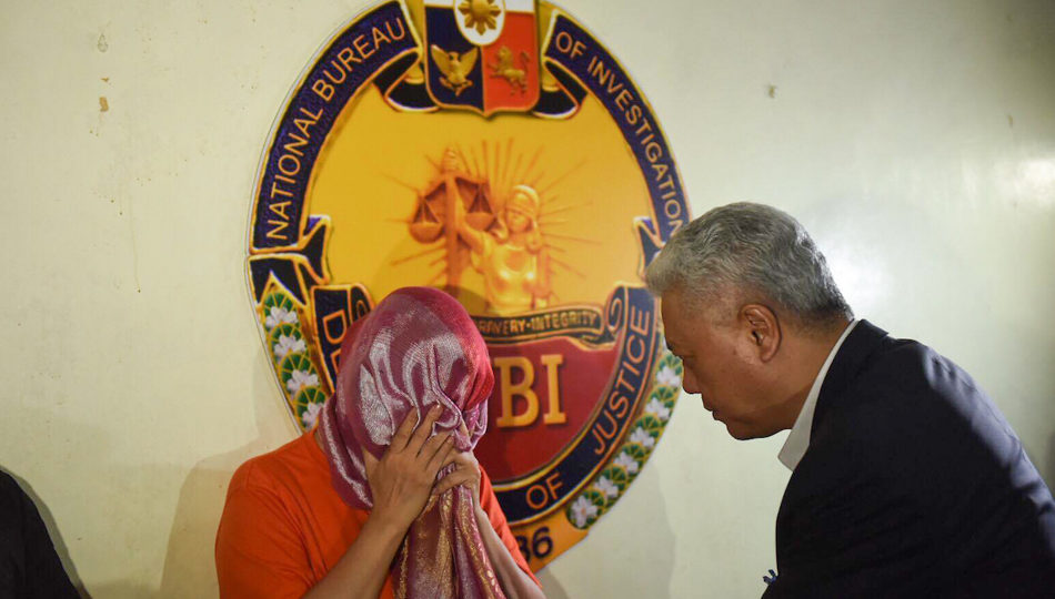 Deputy Ferdinand Lavin, Deputy Director for Frensic Investigation Service talks to Metrobank executive Maria Victoria Lopez, who allegedly embezzled millions of pesos from the bank. PHOTO: George Calvelo/ABS-CBN News