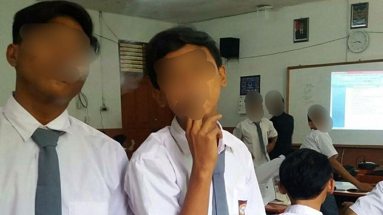 Photo of two students smoking inside a classroom at SMK PGRI 38 in Kelapa Gading. Photo:  @kahfi3925 / Instagram