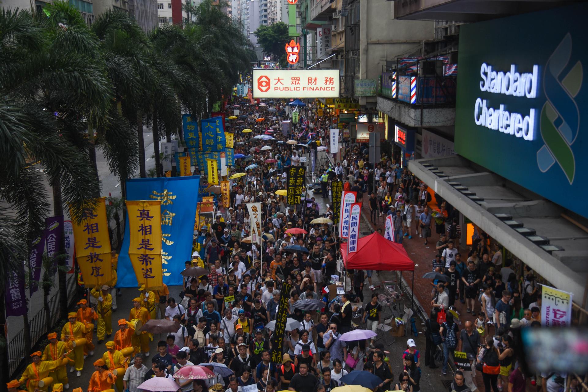 Hongkongers walk through Wan Chai during the annual democracy march, July 1, 2017. Photo: Jonathon Morton/Coconuts Media