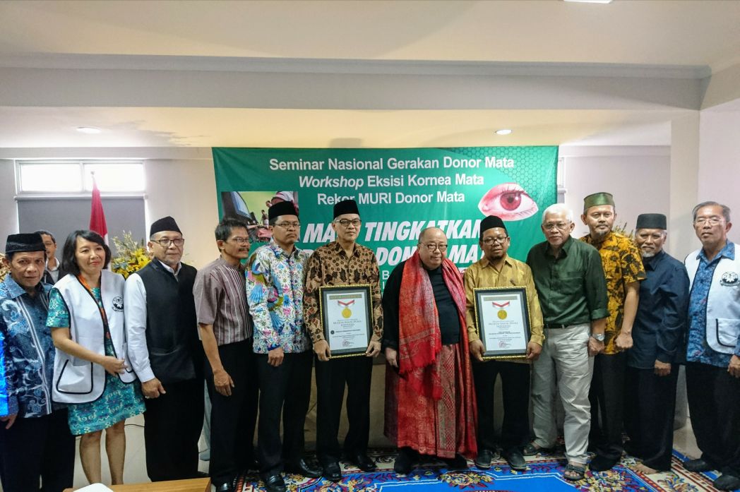 Members of the Jemaah Ahmadiyah Indonesia community receiving plaques from the  World Record Museum of Indonesia (MURI) in recognition of their record-breaking cornea donor commitment pledge. Photo: MURI / Facebook 