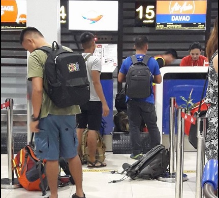 Passengers offer to take on excess baggage of Filipino soldiers. Screengrab from Inday Rakel’s Facebook page