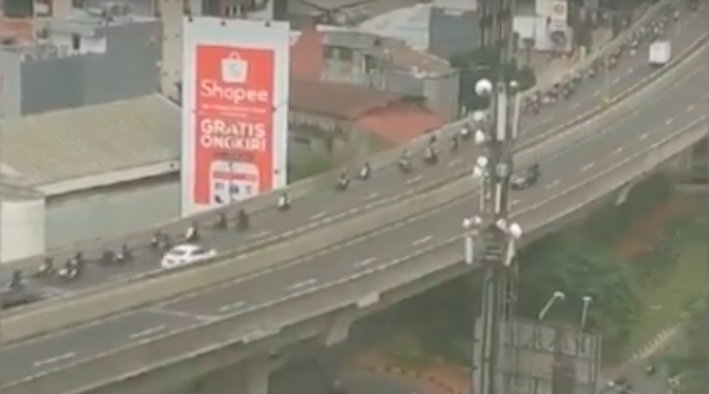 Dozens of motorcyclists driving against the flow of traffic on the Kasablanka flyover in Jakarta. Photo: Twitter / @didut
