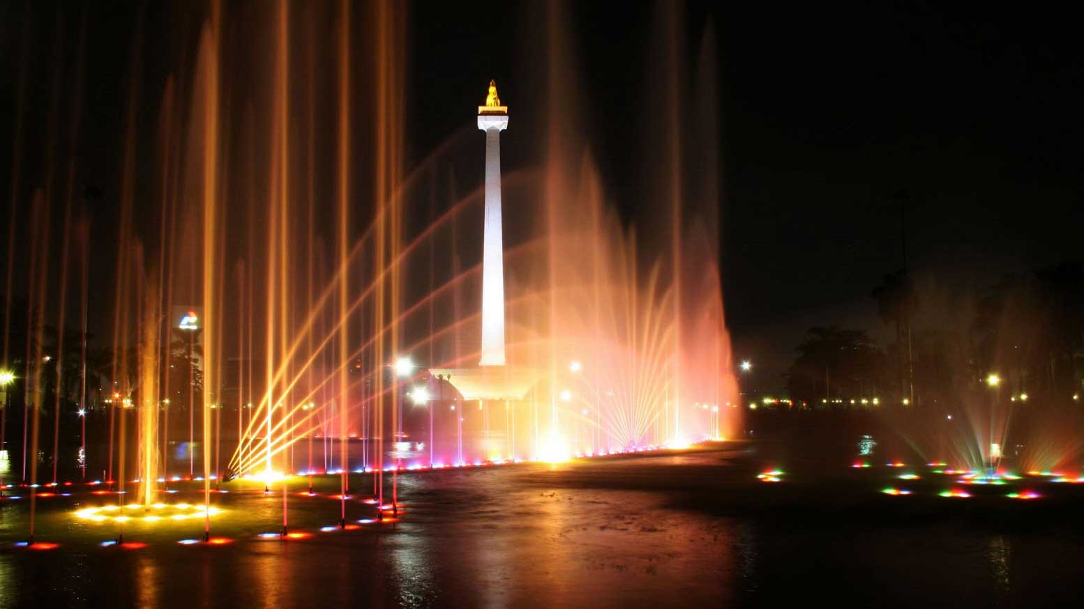 The Monas musical fountain. Photo: vacationbaliindonesia.com