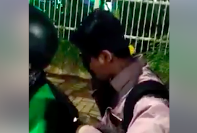 Jefri being assaulted by a few online motorcycle taxi drivers. Photo: Video screengrab