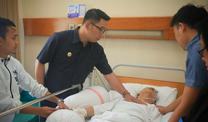 Bandung Mayor Ridwan Kamil visiting Ricko in hospital. Photo: Instagram/ridwankamil