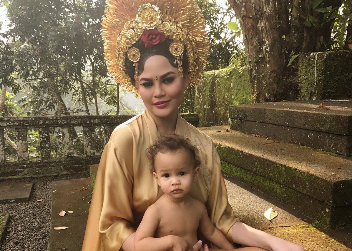 Chrissy Teigen looking radiant AF, Bali-stye, with daughter Luna. PHOTO: Instagram/Chrissy Teigen