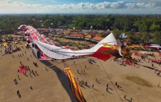 A record-breaking kite, the Nagaraja. Photo: Instagram @baguswindhi