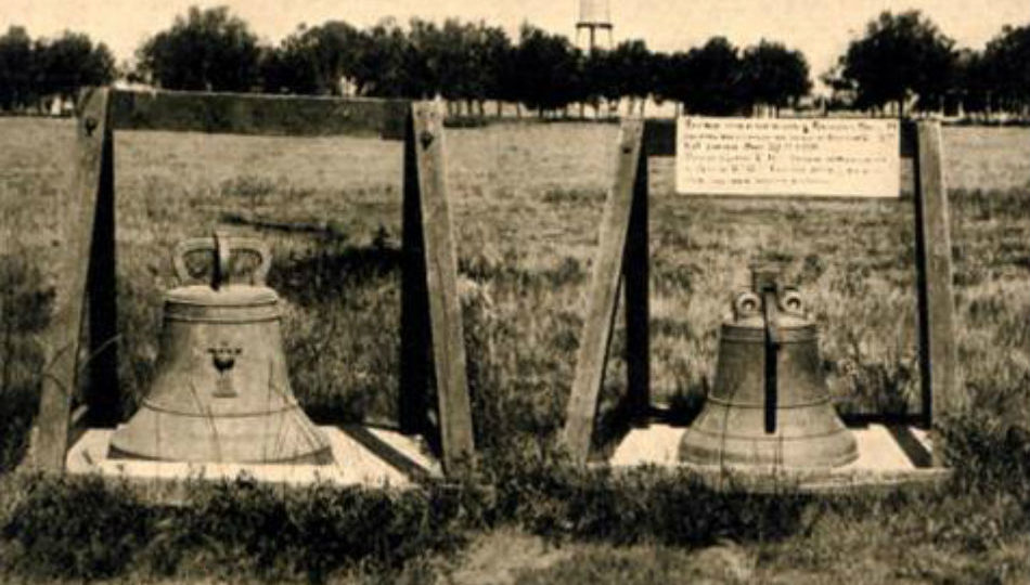 Two Balangiga bells exhibited at Fort D.A. Russel, now F. E. Warren Air Force Base. Wikipedia/Public Domain
