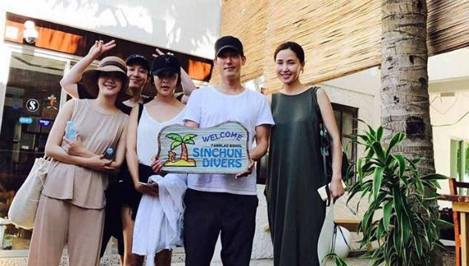 “Goblin” star Kim Go-eun (far left) was spotted in Bohol with her friends last month. PHOTO: Sinchun Divers