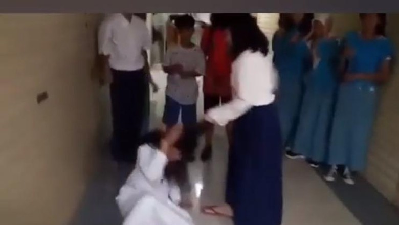 Screenshot from viral video of Jakarta middle school student being bullied at Thamrin City shopping center on Friday. 