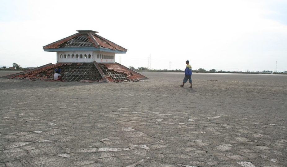 Now abandoned, part of Sidoarjo town is entombed in mud metres thick. Photo: sawerigading, CC BY-NC-ND