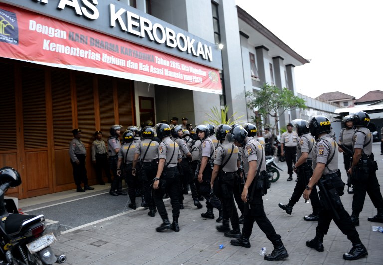 In this photo taken on December 17, 2015, Indonesian riot police prepare to secure the premises following clashes inside Kerobokan Prison. Photo: Sonny Tumbelaka/AFP
