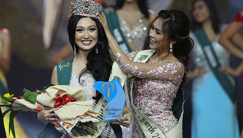 Karen Ibasco is crowned Miss Philippines Earth on Saturday, succeeding Loren Mar Artajos. PHOTO: George Calvelo/ABS-CBN News