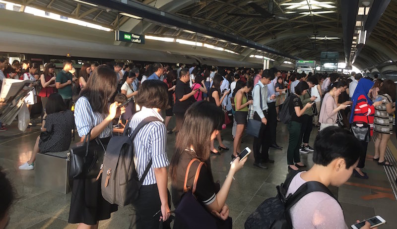 The crowds at Pioneer MRT. Photo: @ZXiang/Twitter