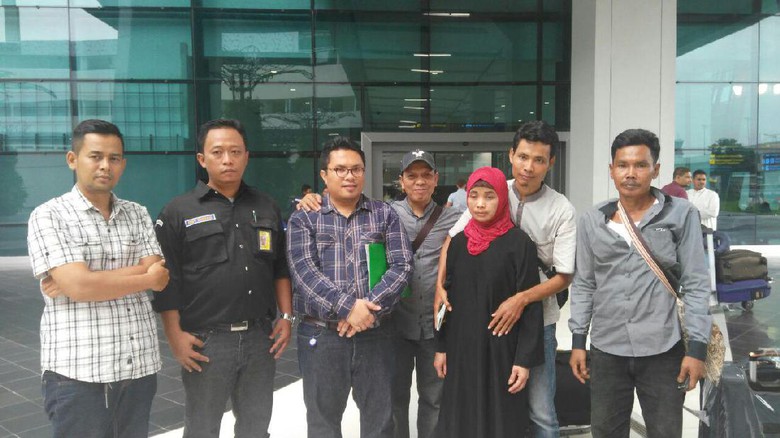 Sukmi binti Sardi Umar after her arrival at Soekarno-Hatta Airport in July 2017, along with family members and government officials. Sukmi had reportedly worked in Saudi Arabia for 22 years without getting paid by her employer. The Indonesian embassy helped her recover IDR 586 million for her back pay, equivalent to 44,000 USD.