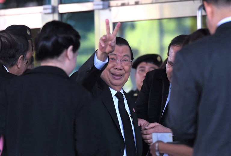 Former commander-in-chief of the Royal Thai Army and former Thai prime minister, Chavalit Yongchaiyudh (C), gestures to supporters as he arrives to attend a court ruling on charges against former prime minister Somchai Wongsawat, at the Supreme Court in Bangkok, Aug. 2, 2017. Photo: AFP
