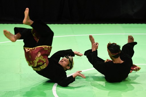 Hendi and Yollanda Primadona Jumpil of Indonesia perform during the Pencak Silat double final at the 29th Southeast Asian Games (SEA Games) in Kuala Lumpur on August 24, 2017. / AFP PHOTO / Adek BERRY
