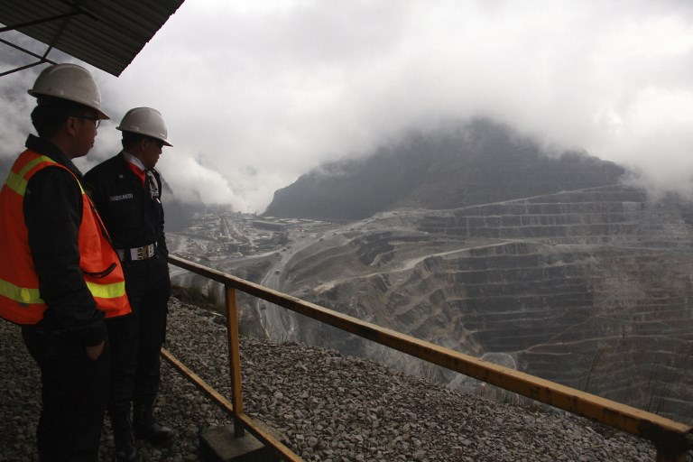 (FILES) This file photograph taken on August 16, 2013 shows Freeport security personnel looking on at the Freeport McMoRan’s Grasberg mining complex, one of the world’s biggest gold and copper mines, located in Indonesia’s remote eastern Papua province.
US mining giant Freeport-McMoRan said on August 29, 2017 it had agreed to divest a 51 percent stake in its Indonesian unit, bringing an end to a fierce standoff with the Indonesian government over mining rights. / AFP PHOTO / OLIVIA RONDONUWU